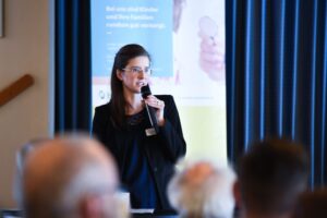 Frau Dr. rer. nat. Sarah Klein-Radukic spricht die Grußworte für die Bundestagspräsidentin Frau Bärbel Bas